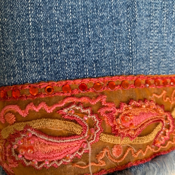 Cute jeans, size 8, embellished cuffs and back pockets - Picture 4 of 13
